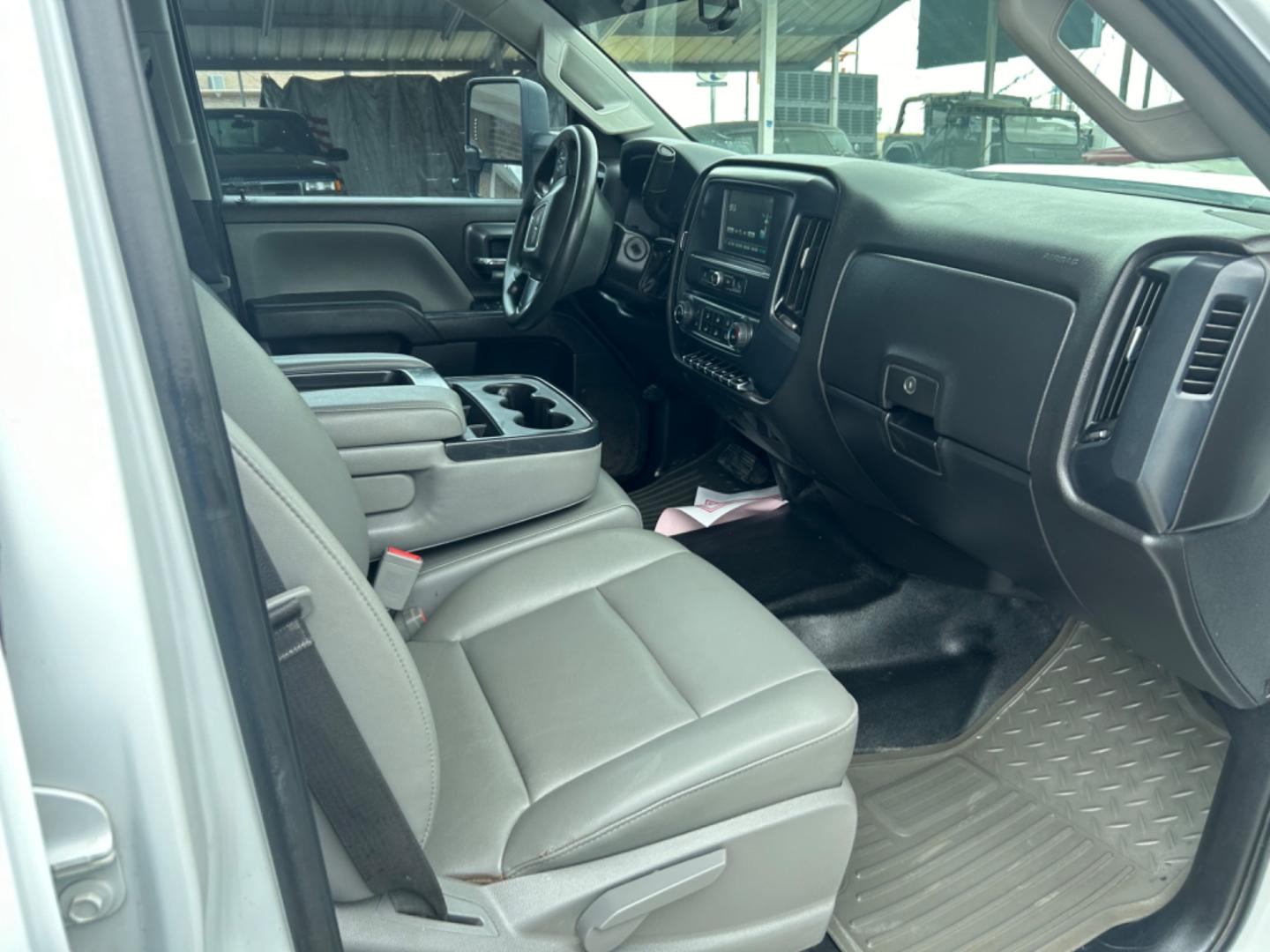 2019 White GMC Sierra 3500HD Base Crew Cab 4WD (1GD42TCY7KF) with an 6.6L V8 OHV 16 DIESEL engine, 6A transmission, located at 1687 Business 35 S, New Braunfels, TX, 78130, (830) 625-7159, 29.655487, -98.051491 - Photo#7